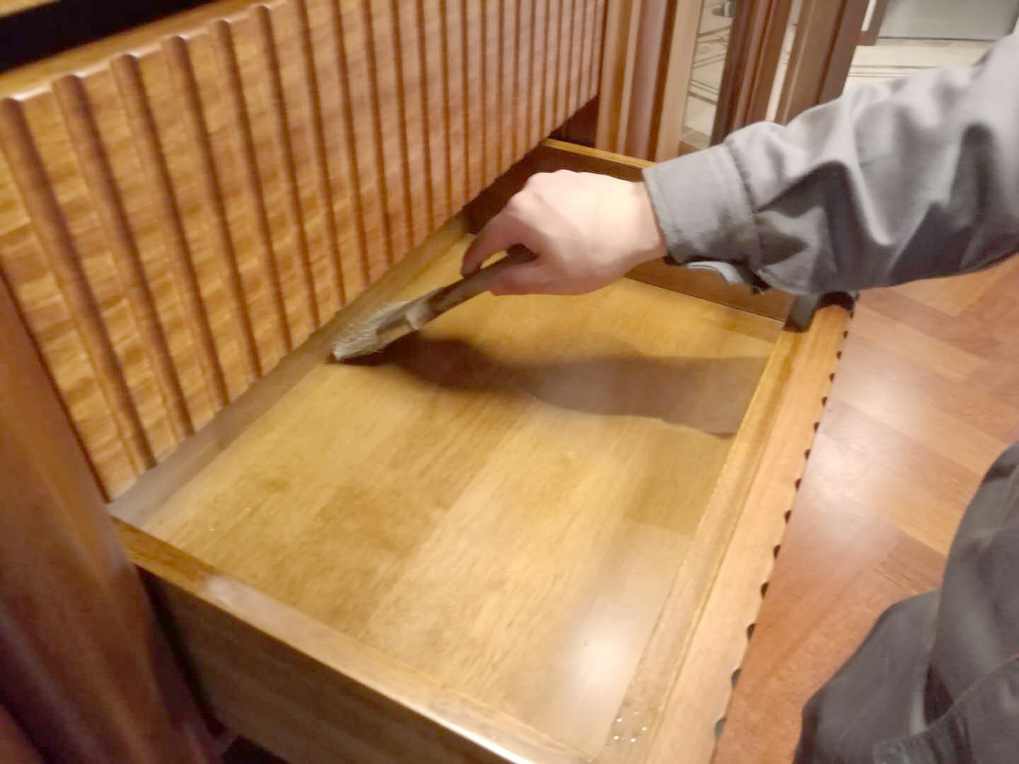 木柜抽屉接缝处刷子精细化处理