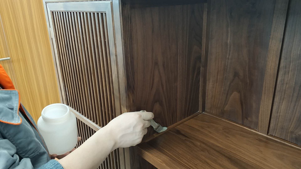 木柜接缝隔档刷子精细化处理施工