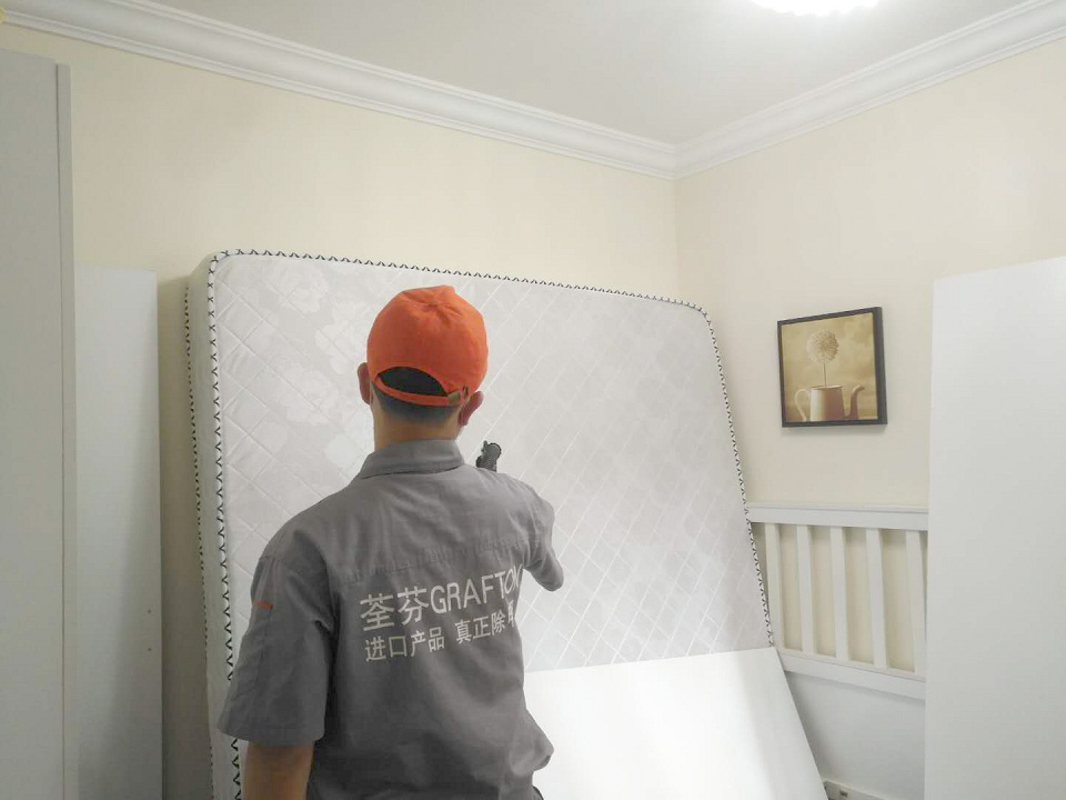 卧室床垫全方位喷涂施工治理